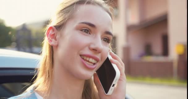 Mulher Sorridente Bonita Falando Telefone Celular Atender Chamadas Frends Quando — Vídeo de Stock