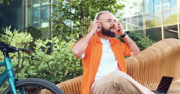 Hombre Barbudo Alegre Gafas Lleva Auriculares Escucha Música Aire Libre — Vídeo de stock