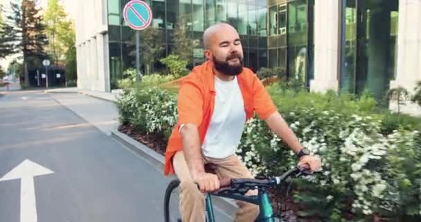 Giovane Uomo Hipster Barbuto Occhiali Sole Bicicletta Sulla Strada Della — Video Stock