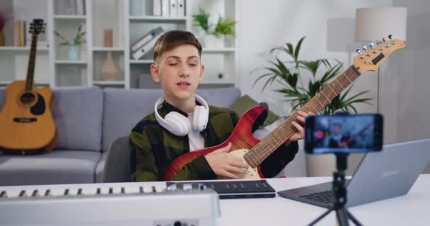 Przystojny Bloger Nastolatek Nagrywania Wideo Samouczek Klasy Grać Gitarze Nowoczesnym — Wideo stockowe