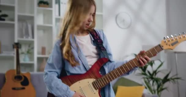 Teen Girl Rocker Μακριά Σγουρά Μαλλιά Πουκάμισο Παίζοντας Κιθάρα Τραγουδώντας — Αρχείο Βίντεο