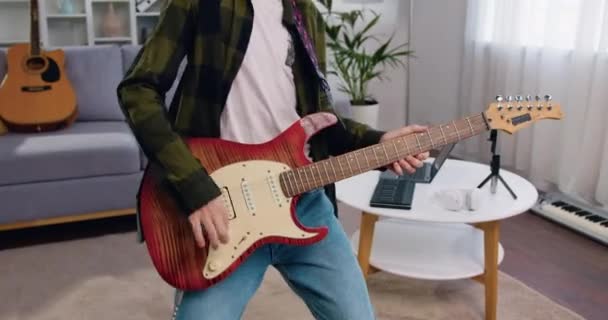 Ενθουσιασμένος Έφηβος Που Παίζει Ακουστική Κιθάρα Στο Σαλόνι Θετικός Κιθαρίστας — Αρχείο Βίντεο