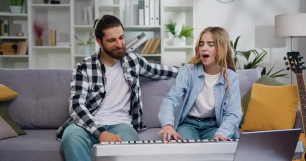 Jolie Fille Jouer Piano Avec Son Père Dans Salon Avec — Video