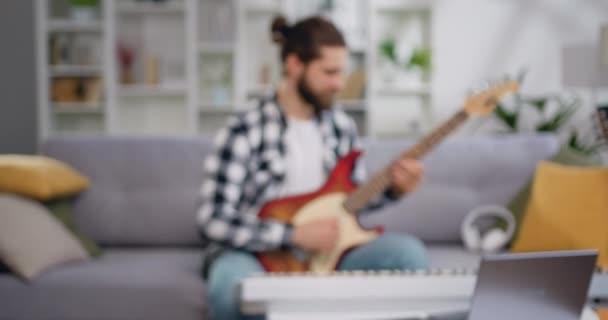 Портрет Молодого Бородатого Человека Который Учится Играть Музыкальном Инструменте Смотрит — стоковое видео