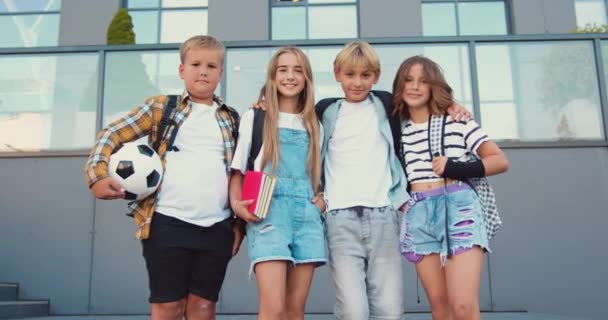 Sırt Çantaları Defterleriyle Kameraya Bakıp Gülümseyen Mutlu Çocukların Portresi Okul — Stok video