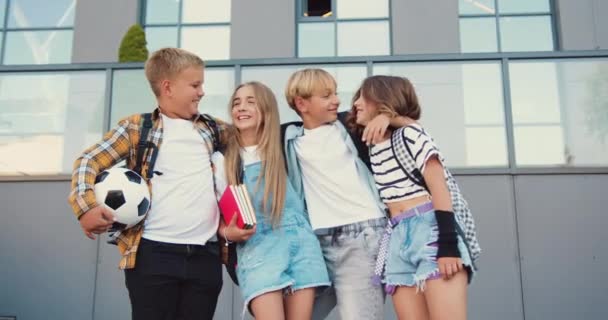 Portret Szczęśliwej Uśmiechniętej Grupy Dzieciaków Liceum Przytulających Się Patrząc Kamerę — Wideo stockowe
