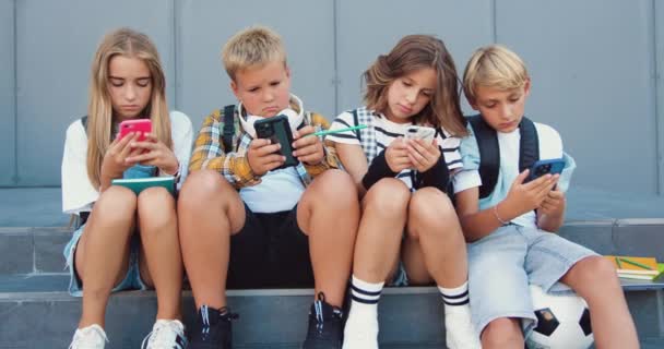 Gruppo Amici Adolescenti Tristi Che Tengono Telefoni Navigano Seduti Sulle — Video Stock