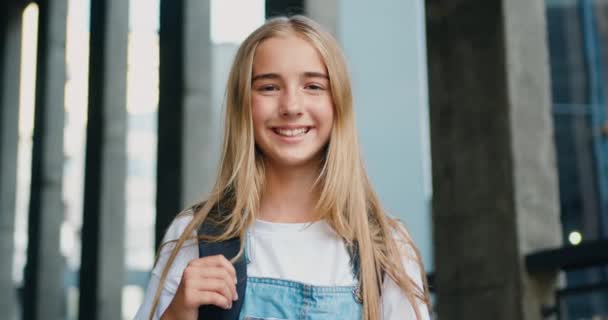 Porträt Glückliches Mädchen Mit Buch Der Hand Und Blick Die — Stockvideo