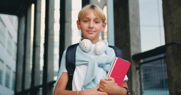 Retrato Adolescente Menino Fora Perto Escola Olhando Para Câmera Sorrindo — Vídeo de Stock