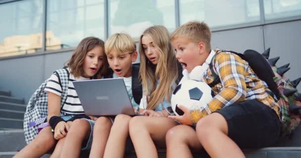 Groep Tiener Schoolkinderen Met Behulp Van Laptop Lezen Goed Nieuws — Stockvideo