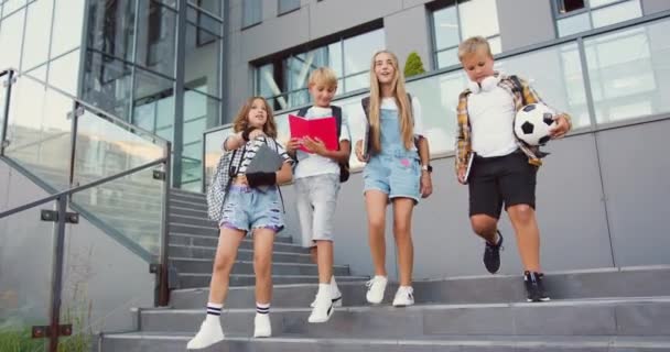 Щасливі Школярі Вулиці Ходять Розмовляють Один Одним Портрет Веселих Різноманітних — стокове відео