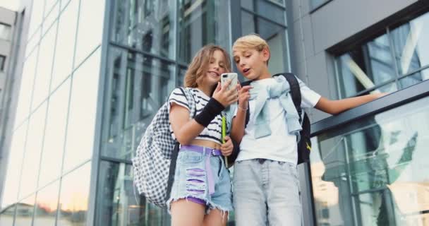 Двоє Підлітків Хлопчик Дівчинка Друзі Використовують Лекції Обміну Смартфонами Біля — стокове відео