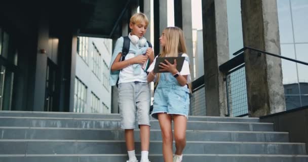 Двоє Підлітків Хлопчик Дівчинка Друзі Використовують Цифрові Планшетні Комп Ютерні — стокове відео