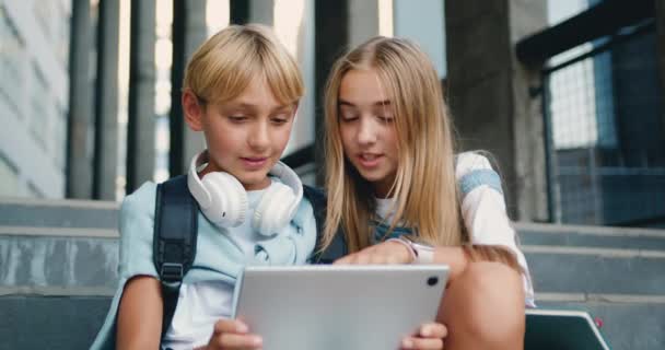 Dos Niños Escuela Alumnas Compañeros Clase Amigos Sentados Calle Escaleras — Vídeos de Stock