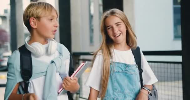 Schulpaar Freundliche Kinder Mit Rucksäcken Die Nach Dem Unterricht Treppen — Stockvideo
