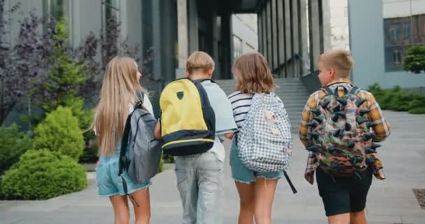 Група Веселих Енергійних Студентів Хлопчик Дівчинка Відправляється Сучасну Школу Кампусу — стокове відео