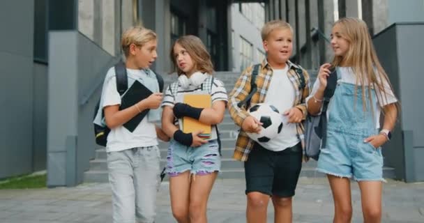 Crianças Felizes Falando Sorrindo Andando Fora Grupo Amigos Enérgicos Alegres — Vídeo de Stock