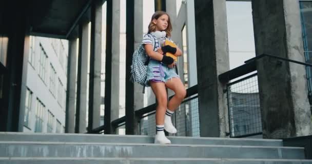 Szczęśliwa Dziewczyna Plecakiem Chodzi Szkole Książkami Rękach Ucz Się Przygody — Wideo stockowe