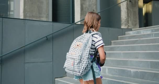 Estudante Menina Escola Com Livros Subindo Escadas Para Moderno Prédio — Vídeo de Stock