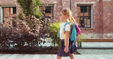 Kız öğrencinin dikiz aynası sabah okula gider, öğrenci hemen sınıfa koşar. Okula geri dön.