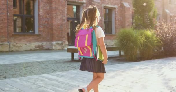 Dziewczynka Plecakiem Podręcznikiem Śpiesząca Się Szkoły Attaractive Uczennica Plecakiem Zabawy — Wideo stockowe
