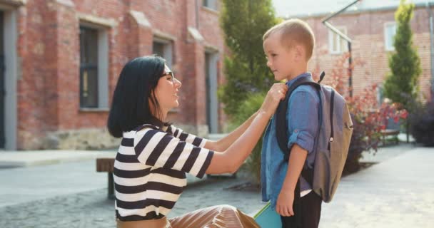 Mãe Carinhosa Ajuda Seu Filho Escola Colarinho Correto Camisa Filho — Vídeo de Stock
