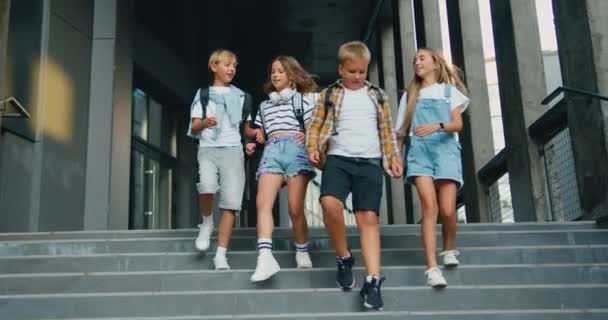 Gülümseyen Birbirine Sarılan Dışarıda Kameralara Gülümseyen Okul Çocuklarının Portresi Okul — Stok video