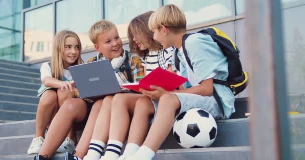 Group Good Looking Four Caucasian Schoolboys Schoolgirls Study Together Laptop — Stock Video
