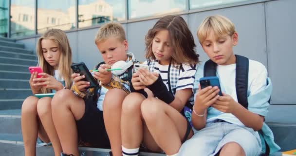 Tenager Escolares Duas Meninas Meninos Caucasianos Segurando Telefone Celular Navegação — Vídeo de Stock