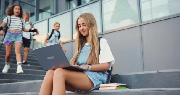 Νεαρό Όμορφο Κορίτσι Χρησιμοποιεί Φορητό Υπολογιστή Συναντά Και Χαιρετά Τους — Αρχείο Βίντεο