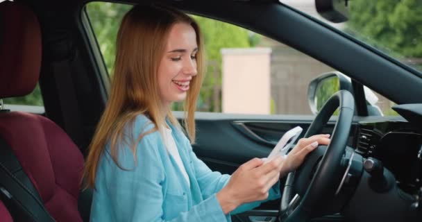 Menina Loira Alegre Com Sardas Sentado Carro Moderno Usando Telefone — Vídeo de Stock