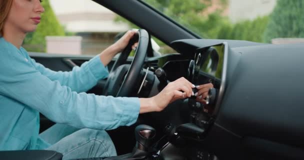 在触摸屏控制台上设置导航Gps应用程序的汽车上使用触摸屏的妇女的近距离射击手 慢动作 — 图库视频影像
