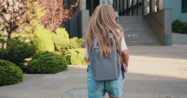 Задний Вид Белой Летней Девочки Длинными Волосами Школьной Сумкой Бегущей — стоковое видео