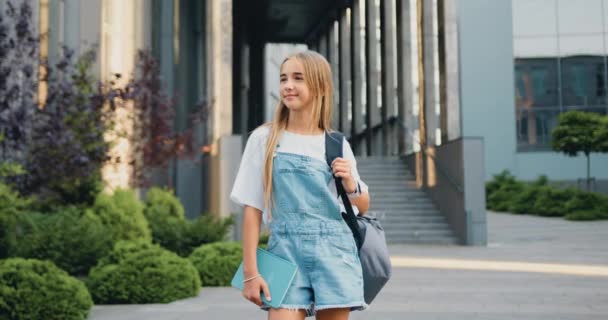 Porträt Einer Lächelnden Schülerin Mit Schultasche Und Buch Die Die — Stockvideo