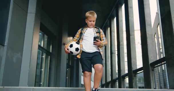 Beau Écolier Avec Sac École Ballon Pied Utiliser Téléphone Portable — Video