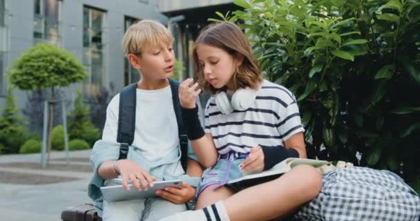 两个男孩和女孩放学后在室外休息时使用数字桌面平板电脑 儿童与小玩艺儿概念 慢动作 — 图库视频影像