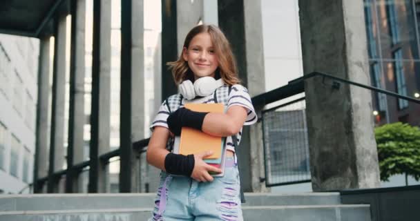Όμορφη Μαθήτρια Σχολική Τσάντα Και Βιβλία Στέκονται Κοντά Στο Κτίριο — Αρχείο Βίντεο