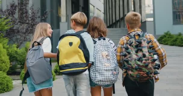 Gruppe Fire Smarte Forskellige Klassekammerater Med Farverige Rygsække Har Det – Stock-video