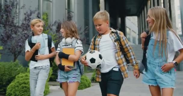 Lächelnde Teenager Jungen Und Mädchen Mit Schultaschen Tablets Und Büchern — Stockvideo