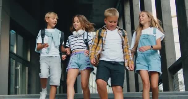 매력적인 코카서스 그룹의 캠퍼스에서 아래로 기쁨으로 어린이 개념입니다 슬로우 — 비디오