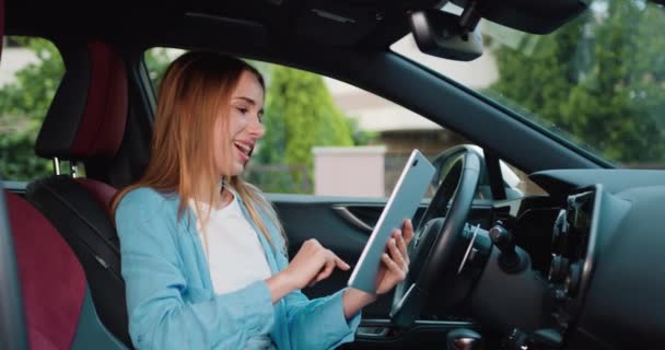 Молода Жінка Водій Використовує Цифровий Планшет Сидячи Сидінні Автомобіля Використовуючи — стокове відео