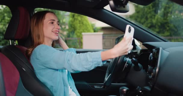 Γυναίκα Κάνει Φωτογραφία Οδήγησης Και Κοινωνικών Μέσων Μαζικής Ενημέρωσης Εικόνα — Αρχείο Βίντεο