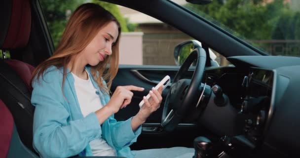 Jovem Está Sentada Assento Motorista Usando Dispositivo Multimídia Com Tela — Vídeo de Stock