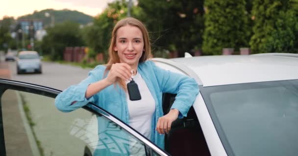 Портрет Молодої Жінки Стоїть Біля Автомобіля Тримає Ключі Від Задоволення — стокове відео
