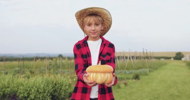 Farmer Nastolatek Stoi Zewnątrz Ogrodzie Lub Plantacji Trzciny Cukrowej Trzymając — Wideo stockowe