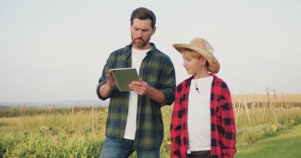 Πατέρας Και Γιος Που Δουλεύουν Στη Φάρμα Δύο Αγρότες Άντρας — Αρχείο Βίντεο