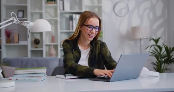 Joven Empresaria Exitosa Que Usa Anteojos Usando Laptop Sonriendo Mientras — Vídeo de stock