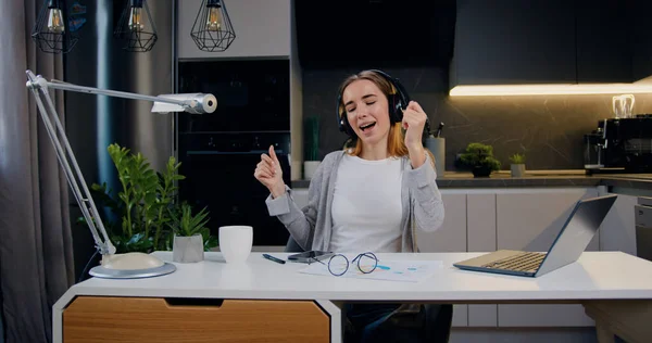 Güzel, 20 'li yaşlarda, kulaklıklı, müzik dinleyen, telefon kullanan modern oturma odasında masa başında dans eden bir kız. Güzel kız içeride sıkı çalıştıktan sonra müzik dinler.