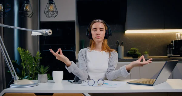 Hübsches Mädchen Mit Kopfhörern Sitzt Arbeitsplatz Laptop Meditiert Macht Yoga — Stockfoto