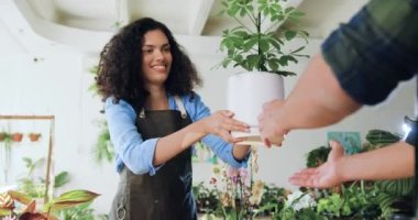 Çiçekçiden ev fabrikası satın alan bir adam. Afrikalı Amerikalı kadın çiçekçi mutlu bir çocuğa bir buket çiçek satıyor. Küçük işletme konsepti. Yavaş çekim.